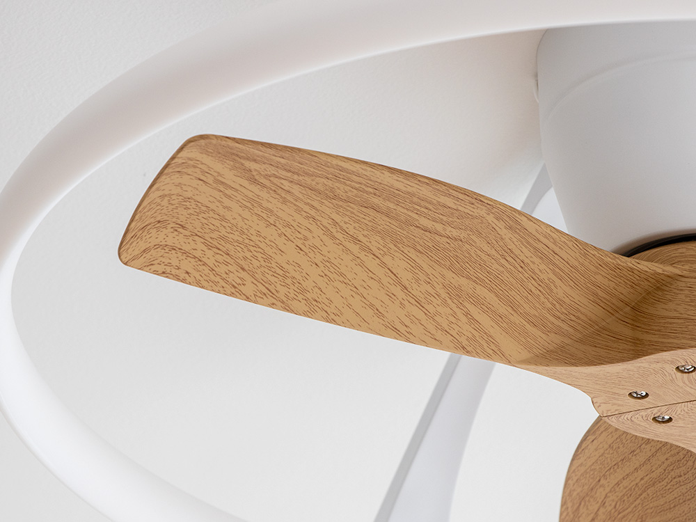 木目の美しいシーリングファン ライトの羽根